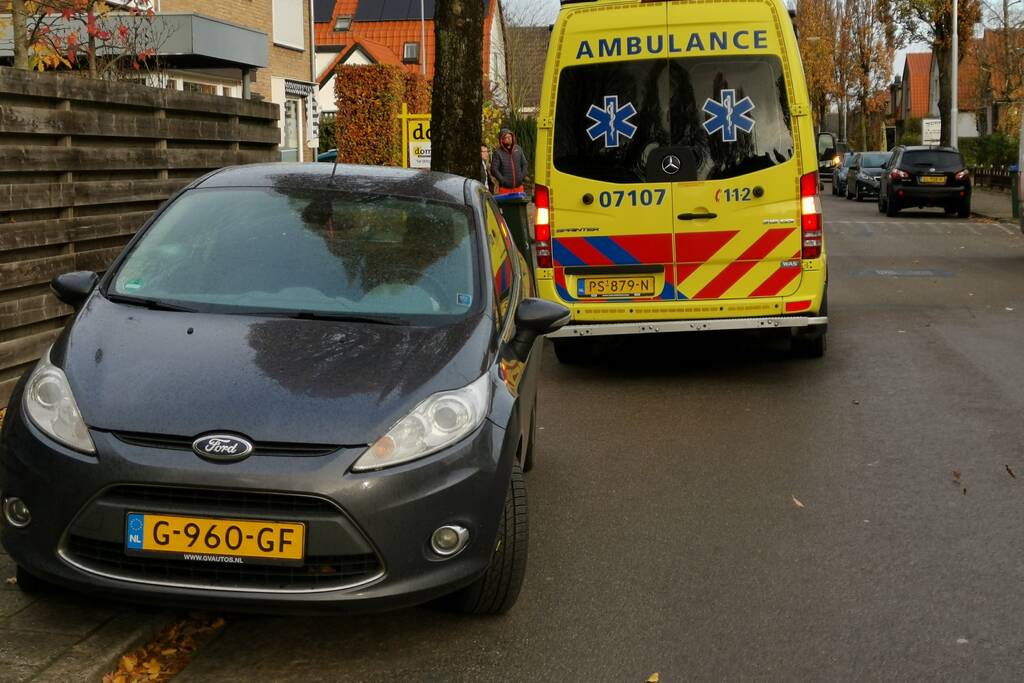 Fietser en personenauto met elkaar in botsing