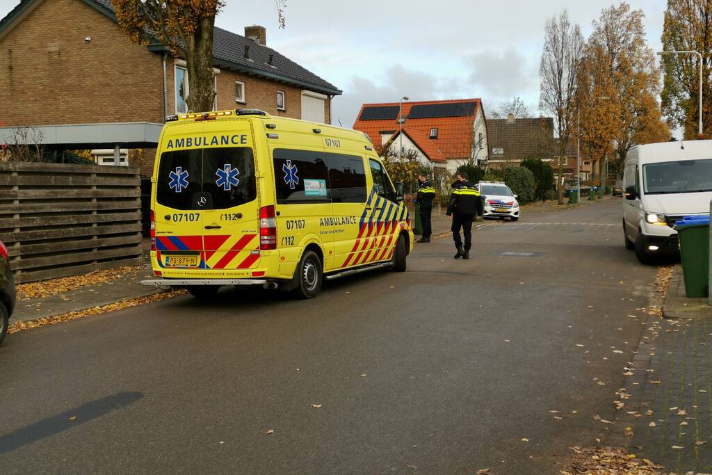Fietser en personenauto met elkaar in botsing