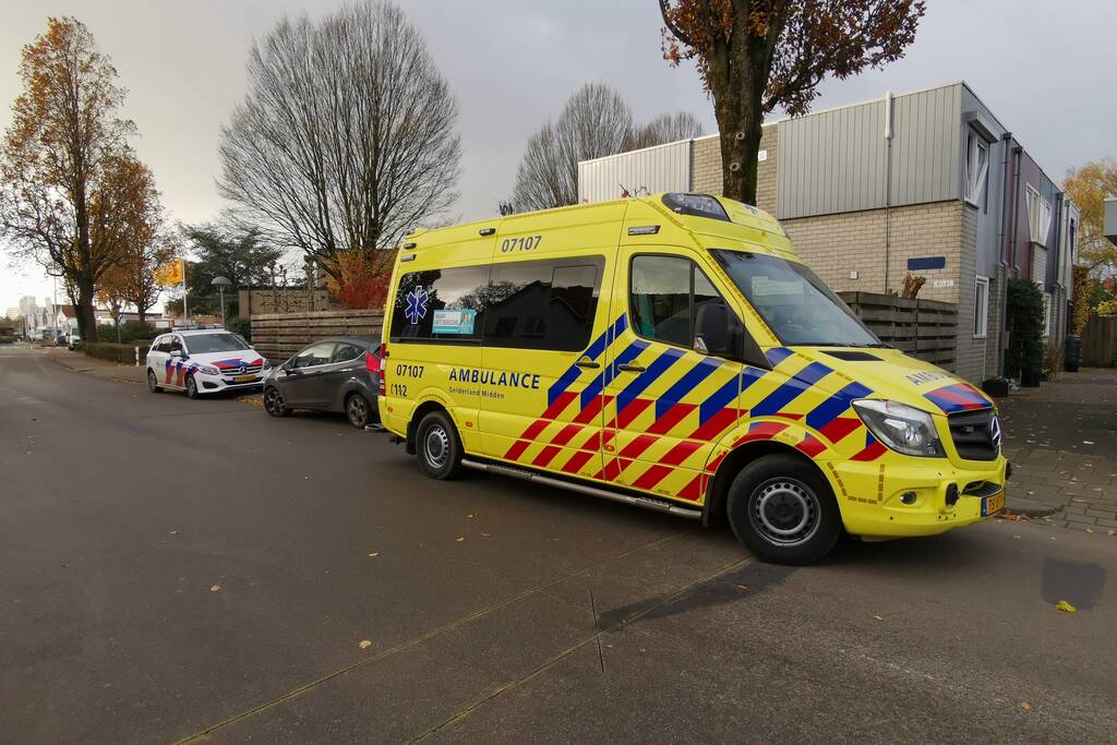 Fietser en personenauto met elkaar in botsing