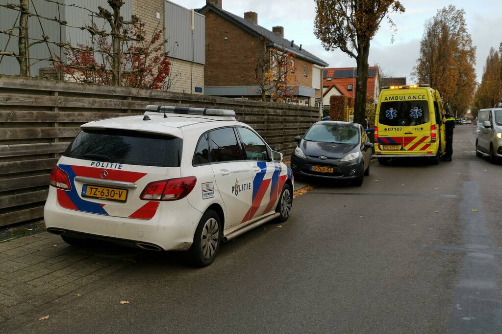 Fietser en personenauto met elkaar in botsing