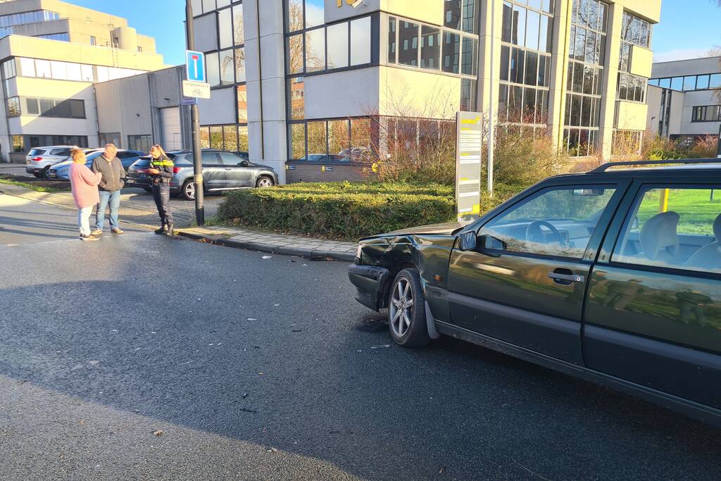 Auto belandt in bosschage na aanrijding