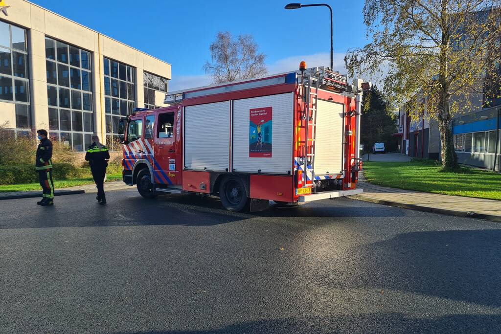 Auto belandt in bosschage na aanrijding