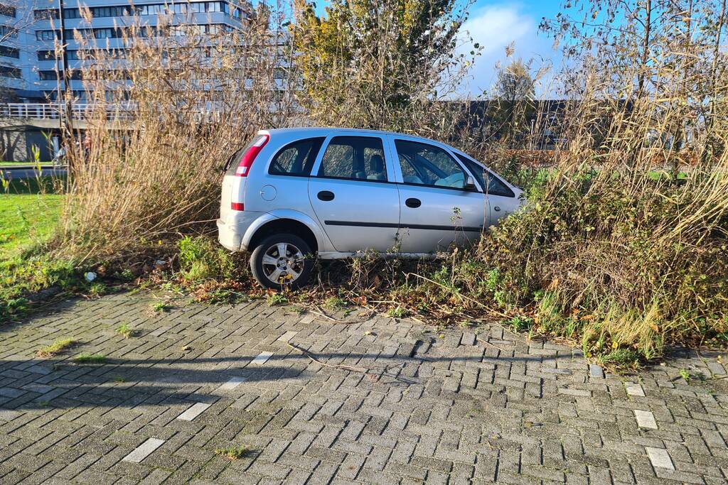 Auto belandt in bosschage na aanrijding