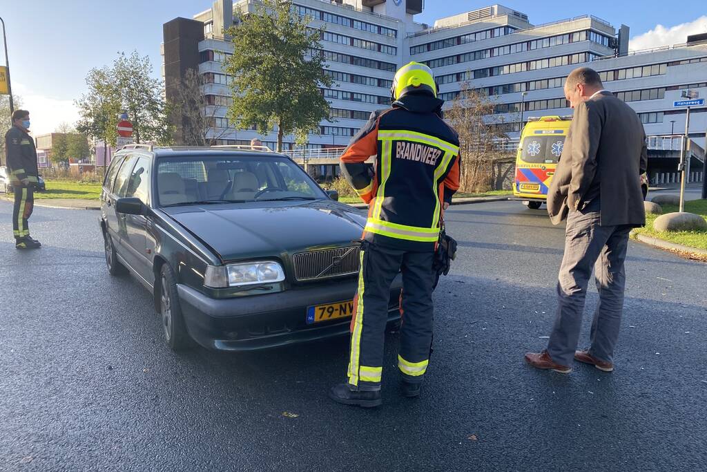 Auto belandt in bosschage na aanrijding