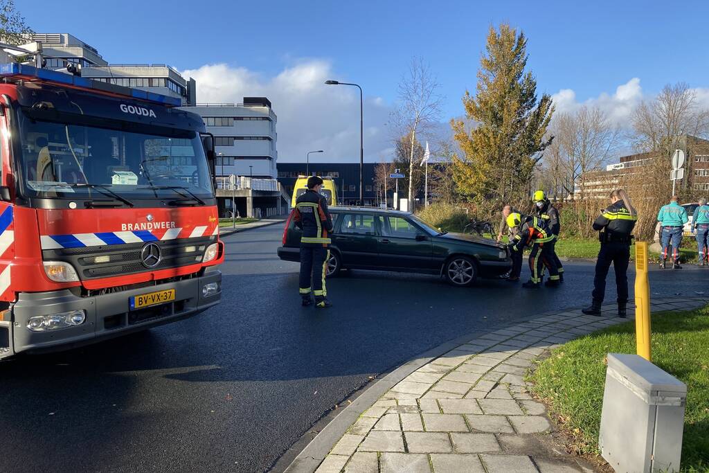 Auto belandt in bosschage na aanrijding