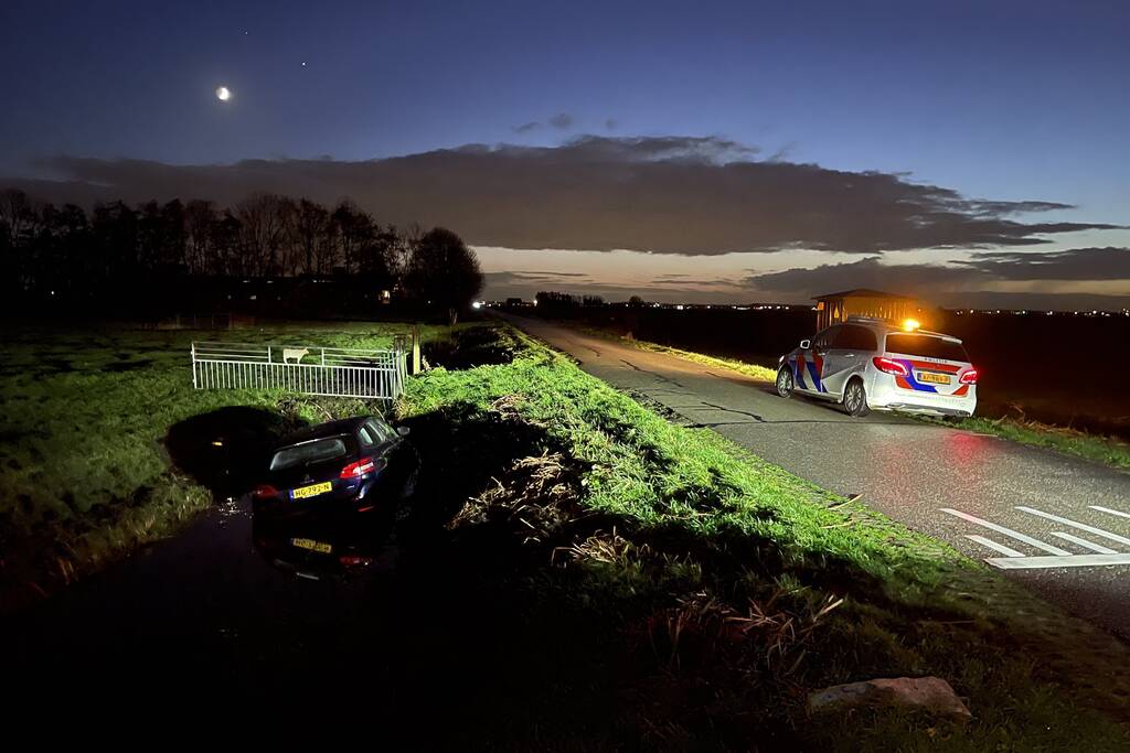 Auto belandt in sloot