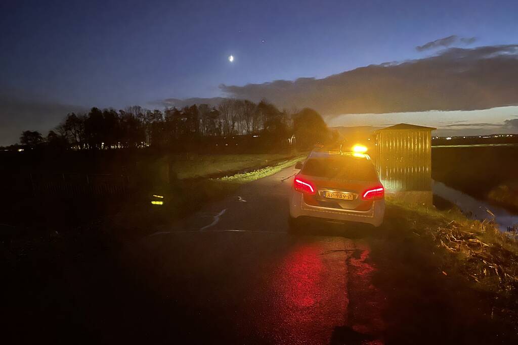 Auto belandt in sloot