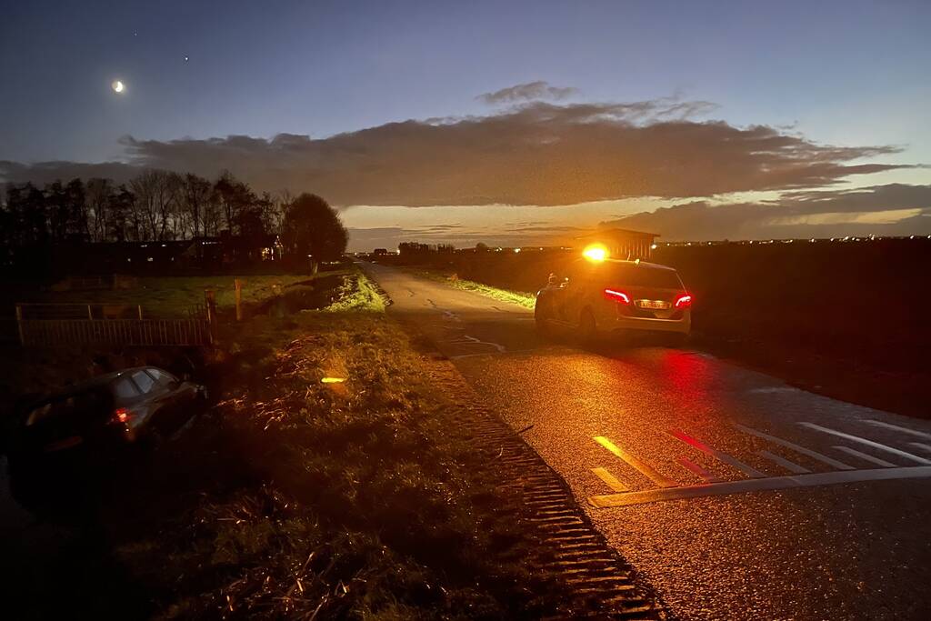 Auto belandt in sloot