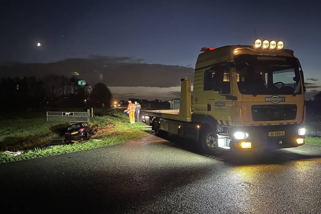 Auto belandt in sloot