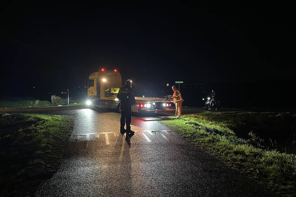 Auto belandt in sloot