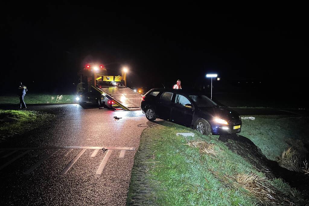 Auto belandt in sloot