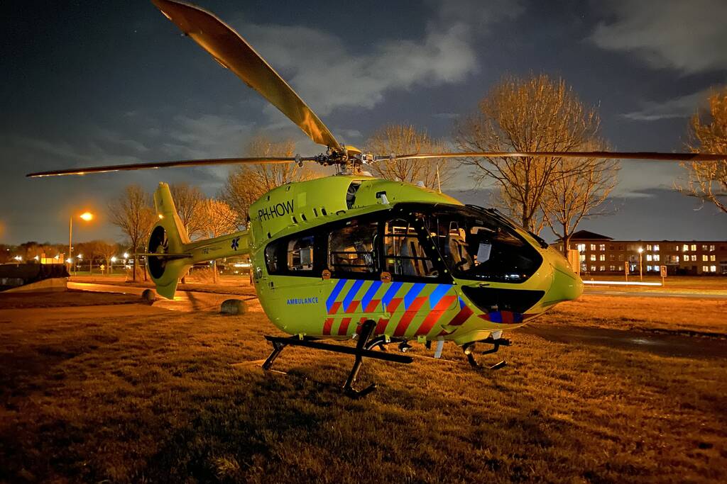 Traumahelikopter landt voor overplaatsing coronapatient