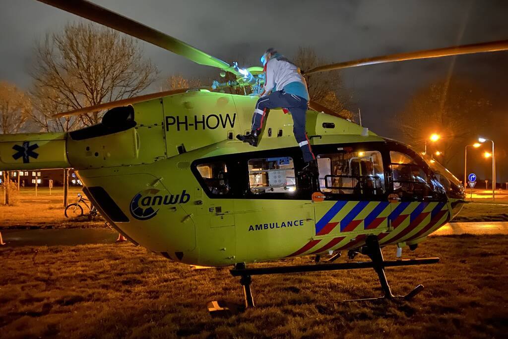 Traumahelikopter landt voor overplaatsing coronapatient