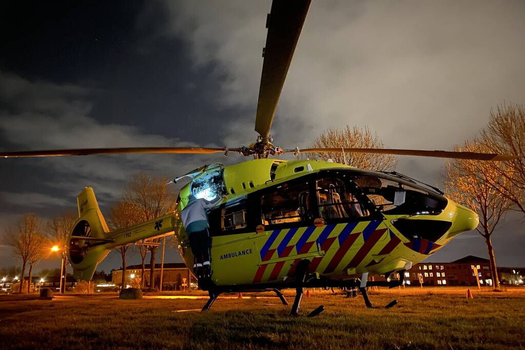 Traumahelikopter landt voor overplaatsing coronapatient
