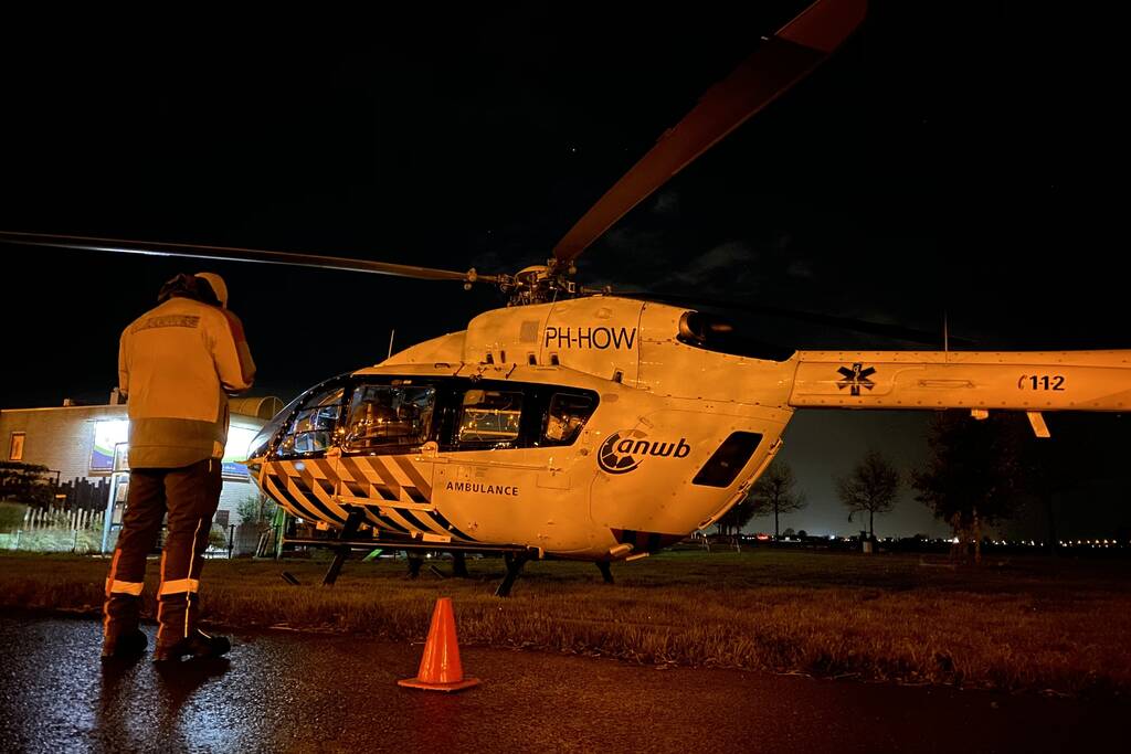 Traumahelikopter landt voor overplaatsing coronapatient