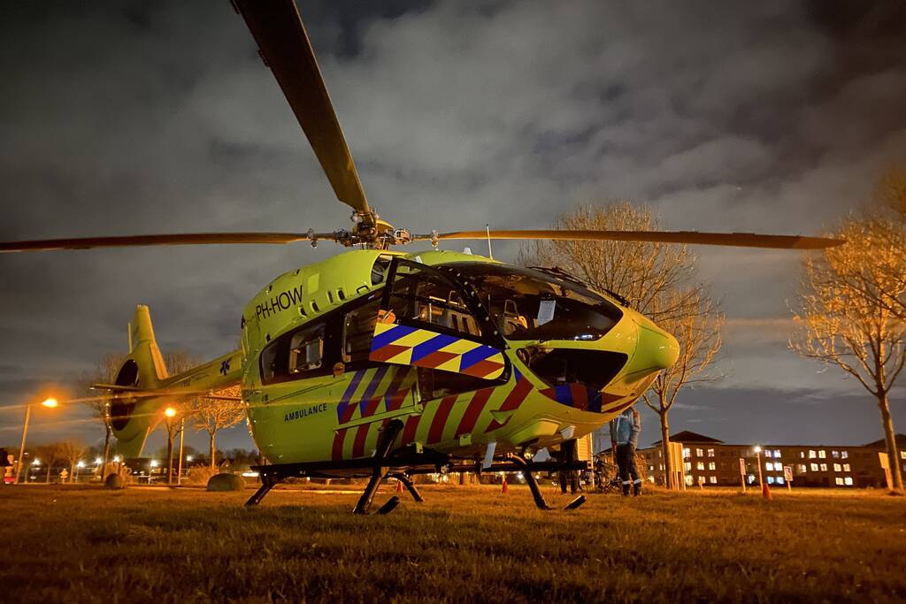 Traumahelikopter landt voor overplaatsing coronapatient