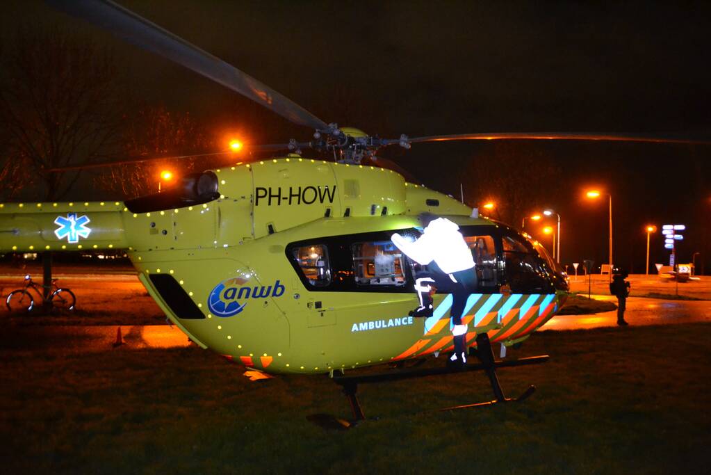 Traumahelikopter landt voor overplaatsing coronapatient