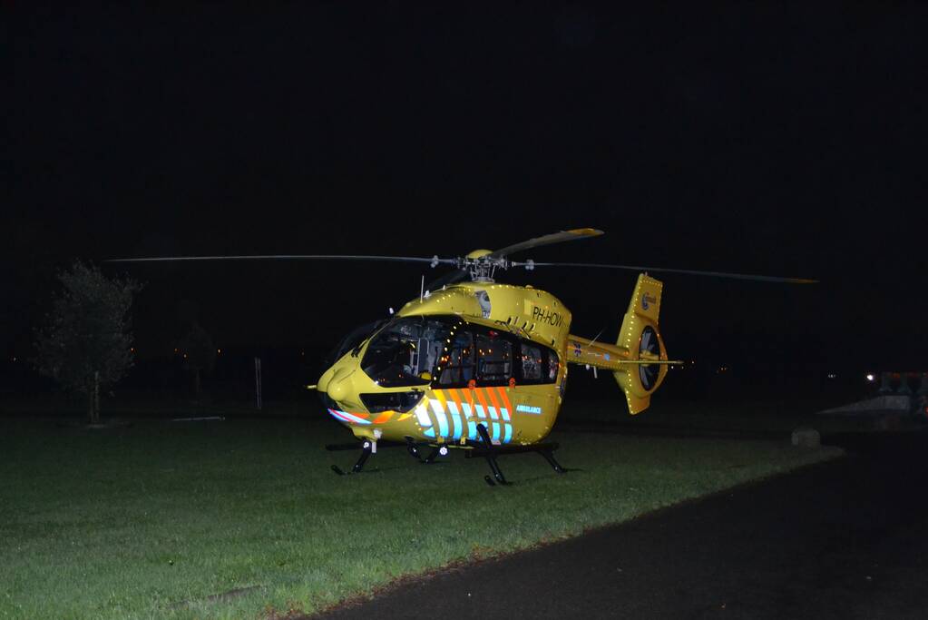 Traumahelikopter landt voor overplaatsing coronapatient