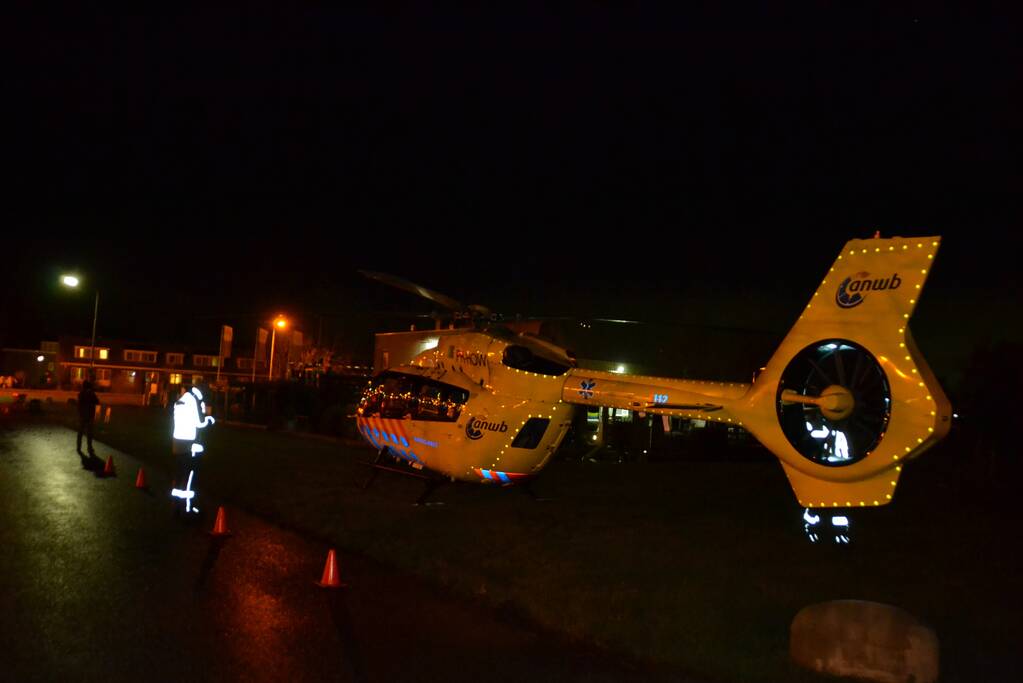Traumahelikopter landt voor overplaatsing coronapatient
