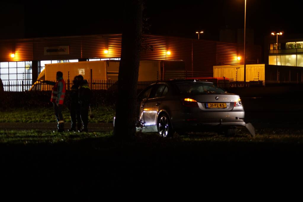 Automobilist verliest macht over het stuur en rijdt tegen lantarenpaal