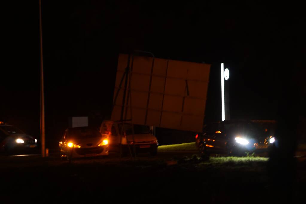 Automobilist verliest macht over het stuur en rijdt tegen lantarenpaal