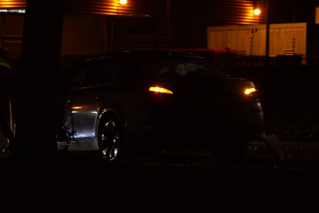 Automobilist verliest macht over het stuur en rijdt tegen lantarenpaal