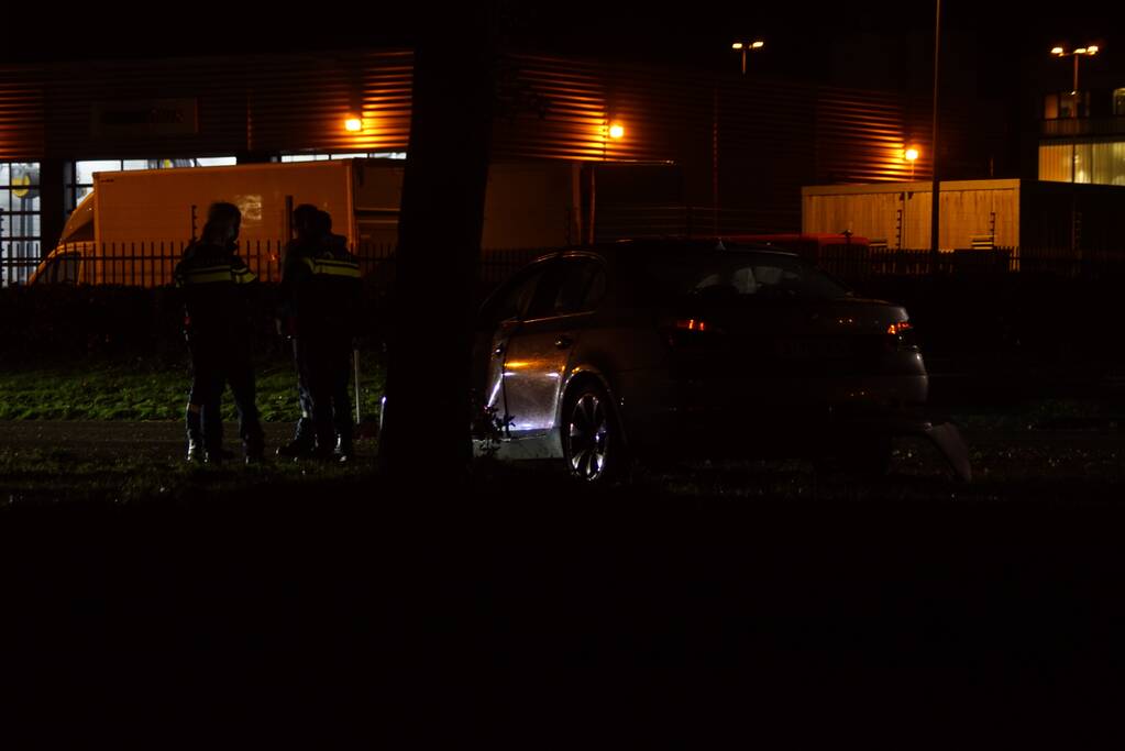 Automobilist verliest macht over het stuur en rijdt tegen lantarenpaal