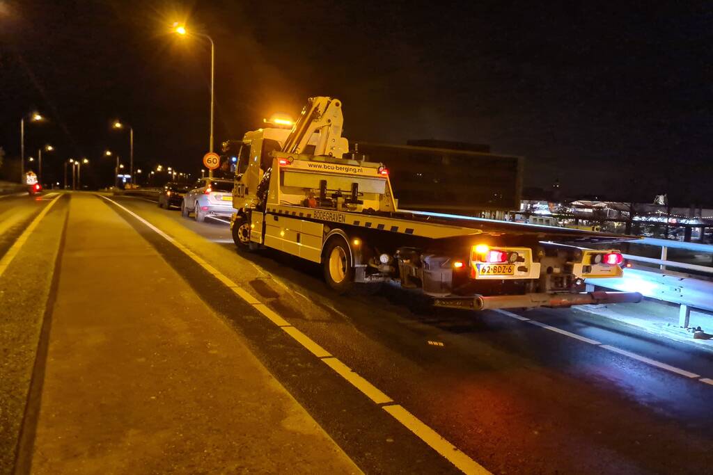 Schade na botsing tussen twee voertuigen