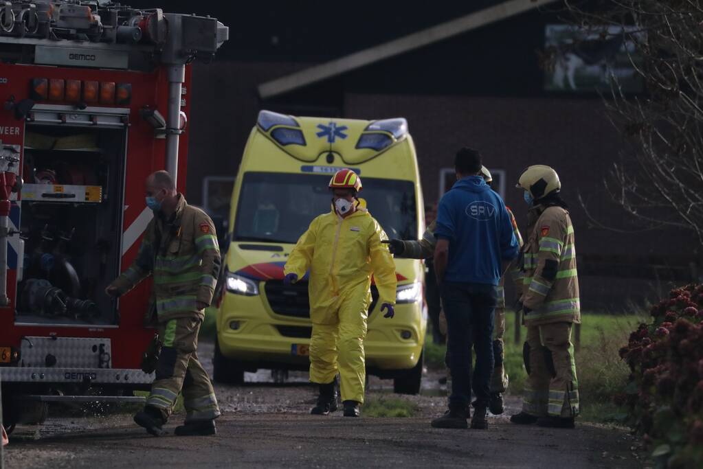 Persoon belandt onder vrachtwagen