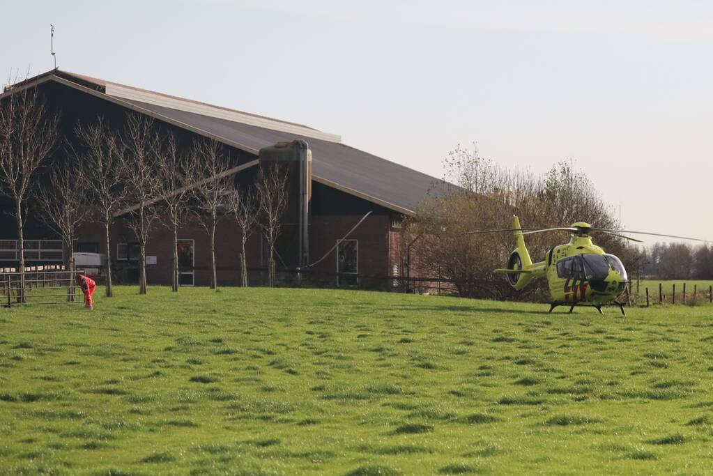 Persoon belandt onder vrachtwagen