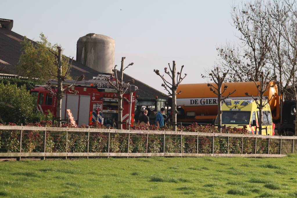 Persoon belandt onder vrachtwagen