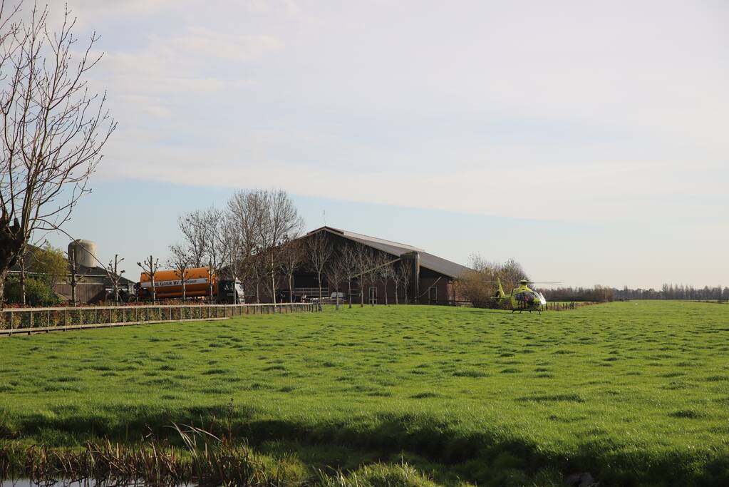 Persoon belandt onder vrachtwagen