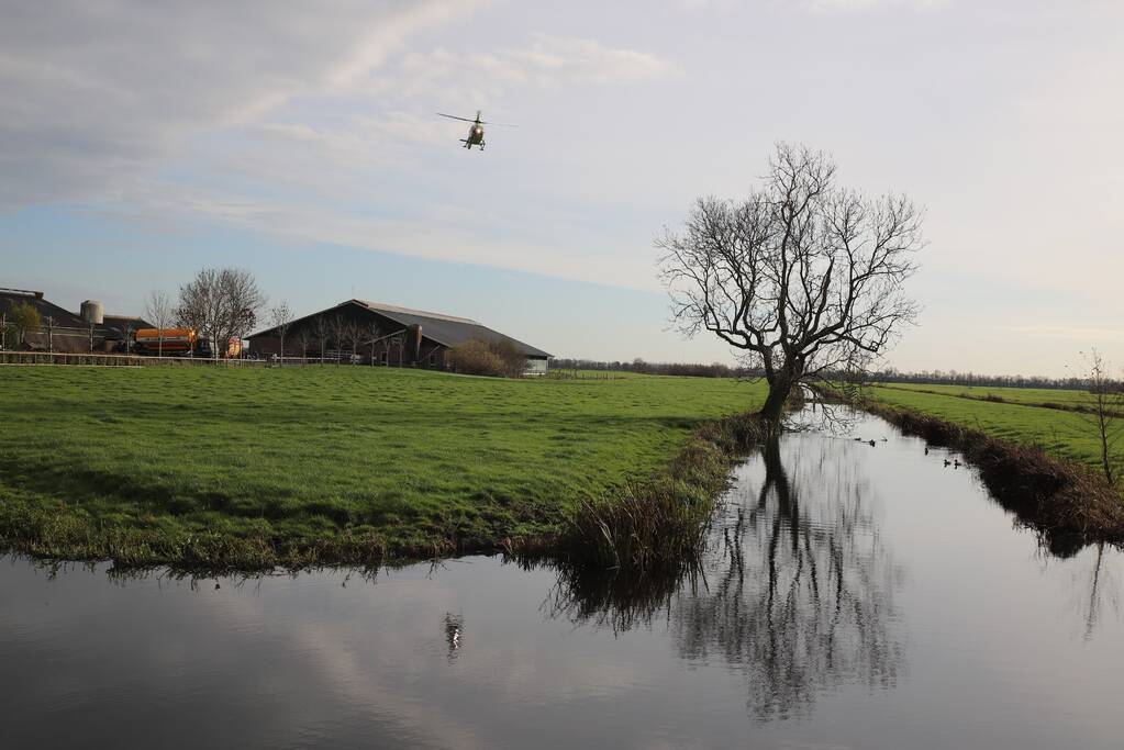 Persoon belandt onder vrachtwagen