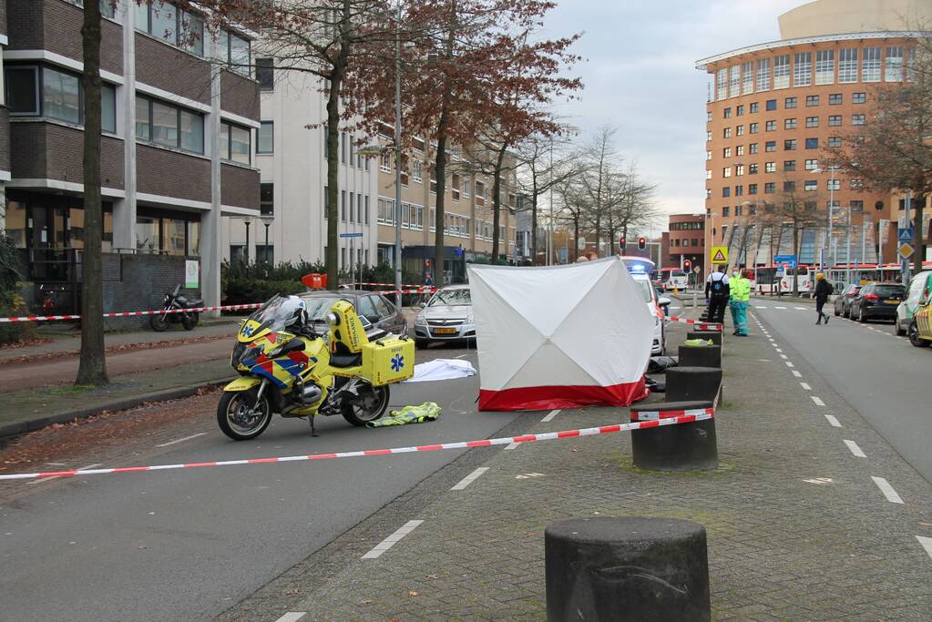 Persoon overleden in auto aangetroffen