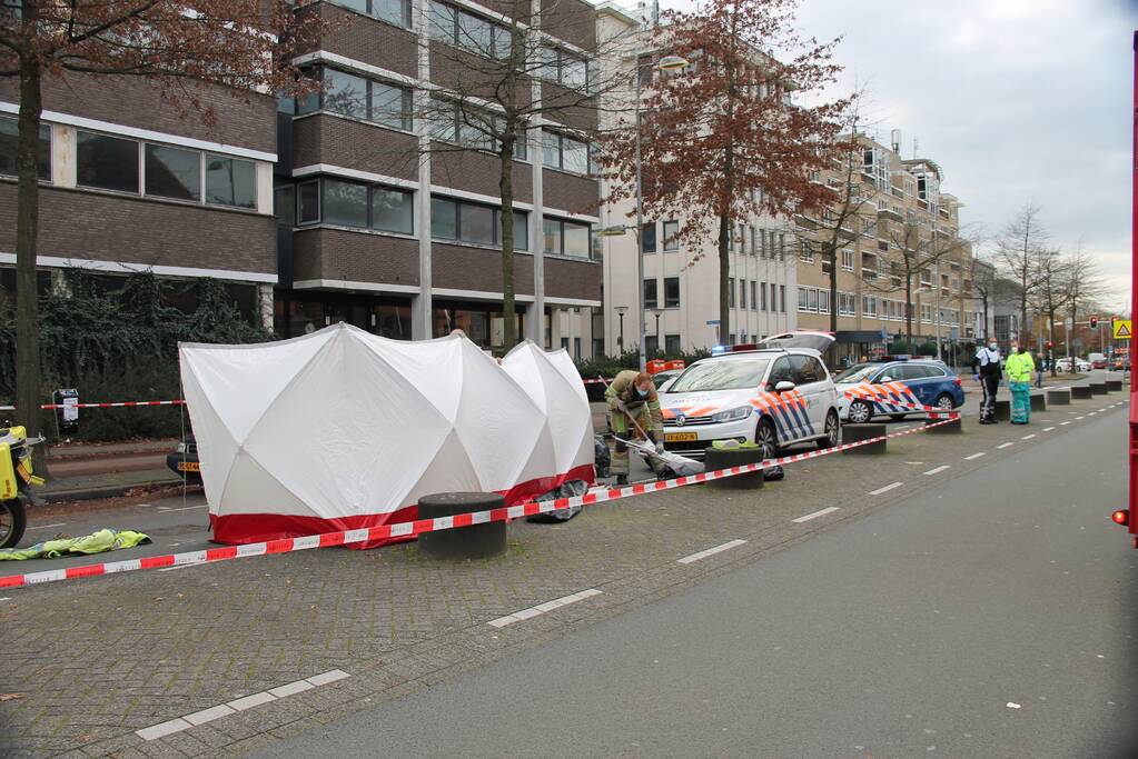 Persoon overleden in auto aangetroffen