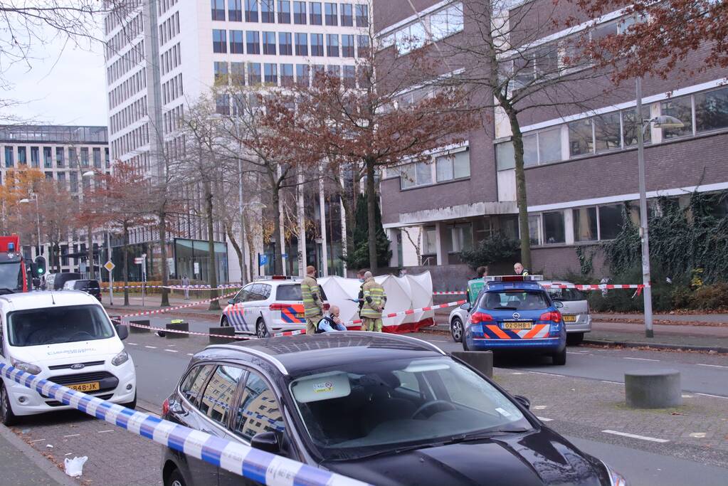 Persoon overleden in auto aangetroffen