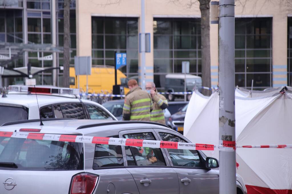 Persoon overleden in auto aangetroffen