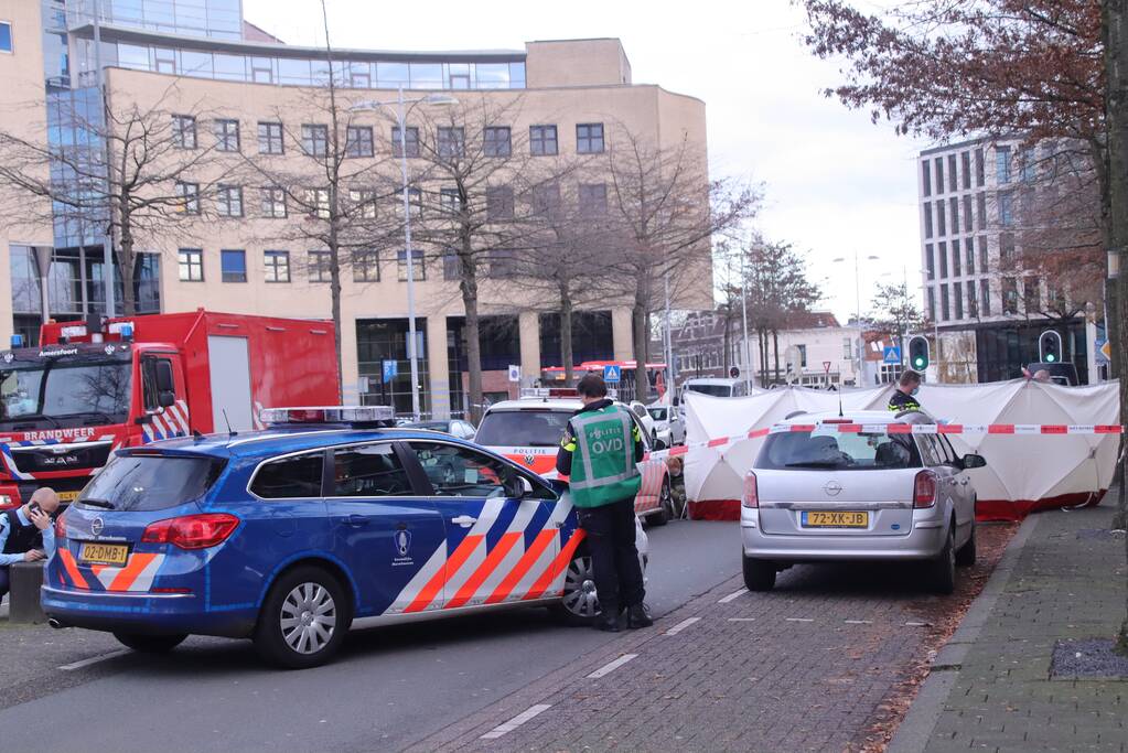 Persoon overleden in auto aangetroffen