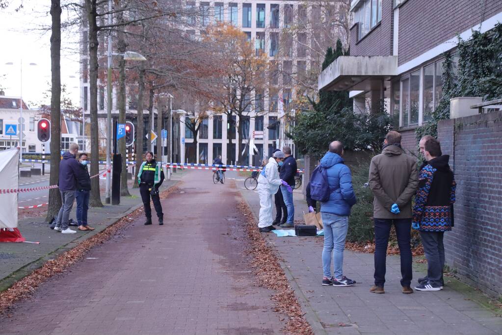 Persoon overleden in auto aangetroffen