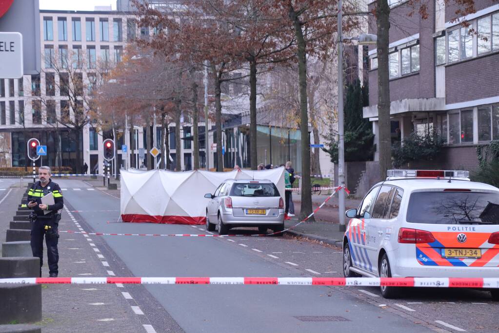 Persoon overleden in auto aangetroffen