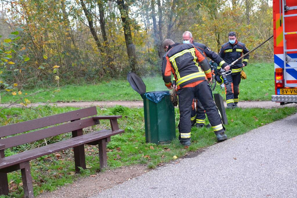 Prullenbak in Gouwebos vat vlam