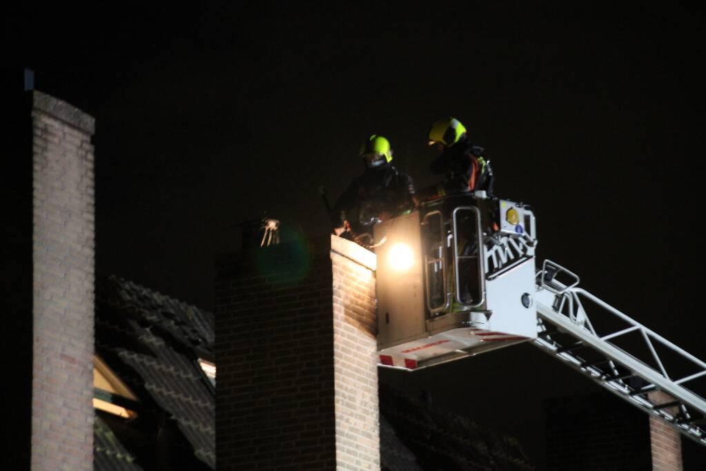 Brand in schoorsteen van woning