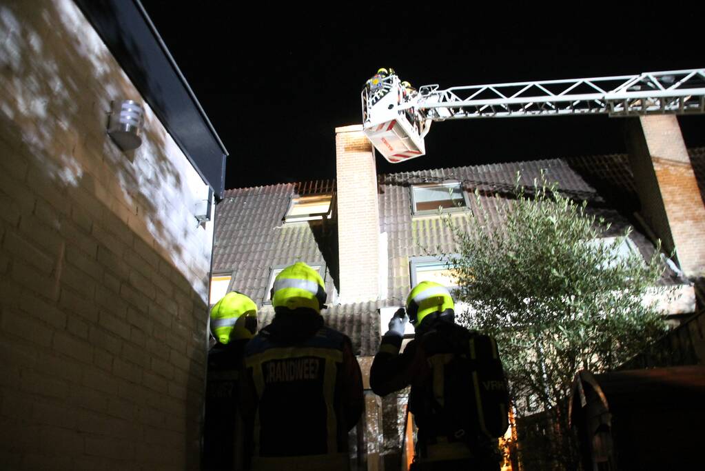 Brand in schoorsteen van woning
