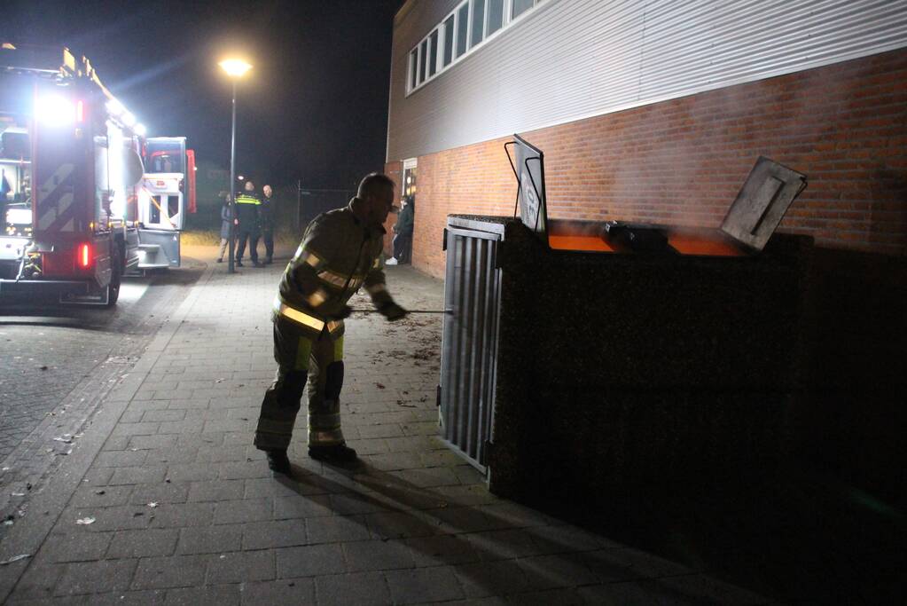 Brandweer blust brand in container