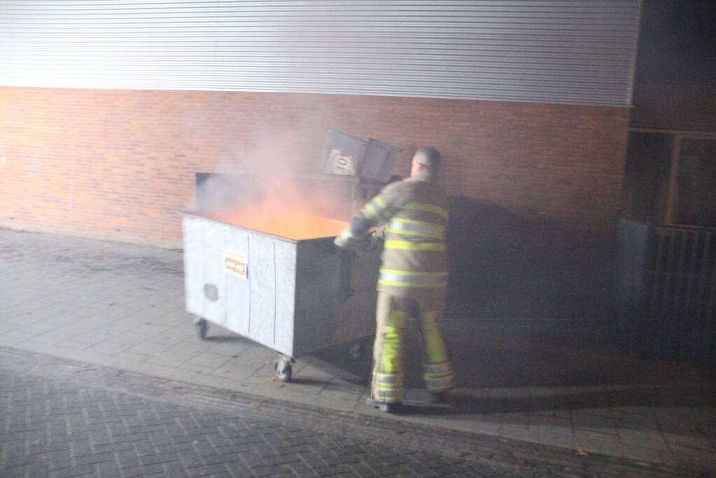 Brandweer blust brand in container