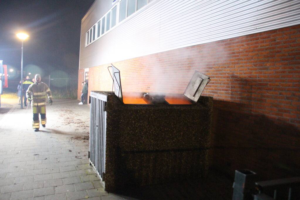 Brandweer blust brand in container