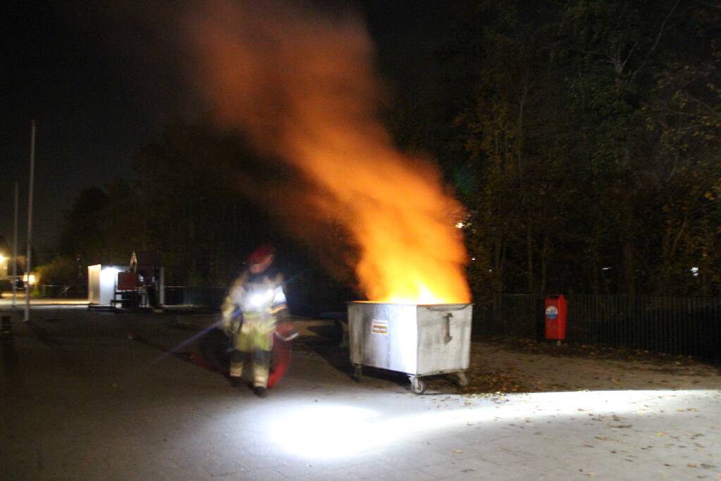 Brandweer blust brand in container