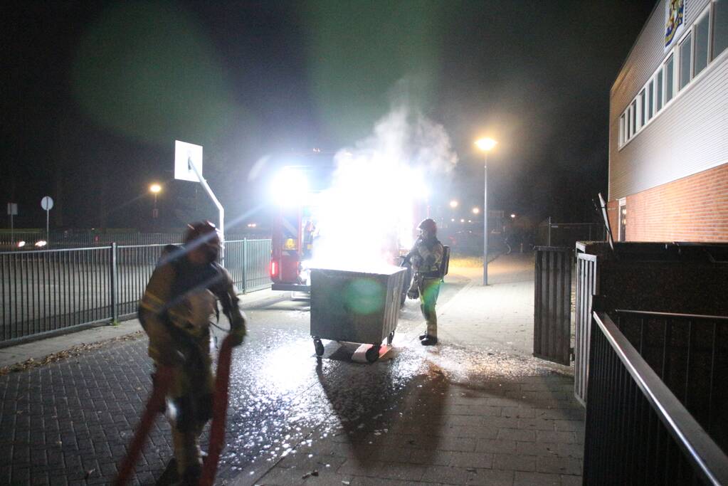 Brandweer blust brand in container