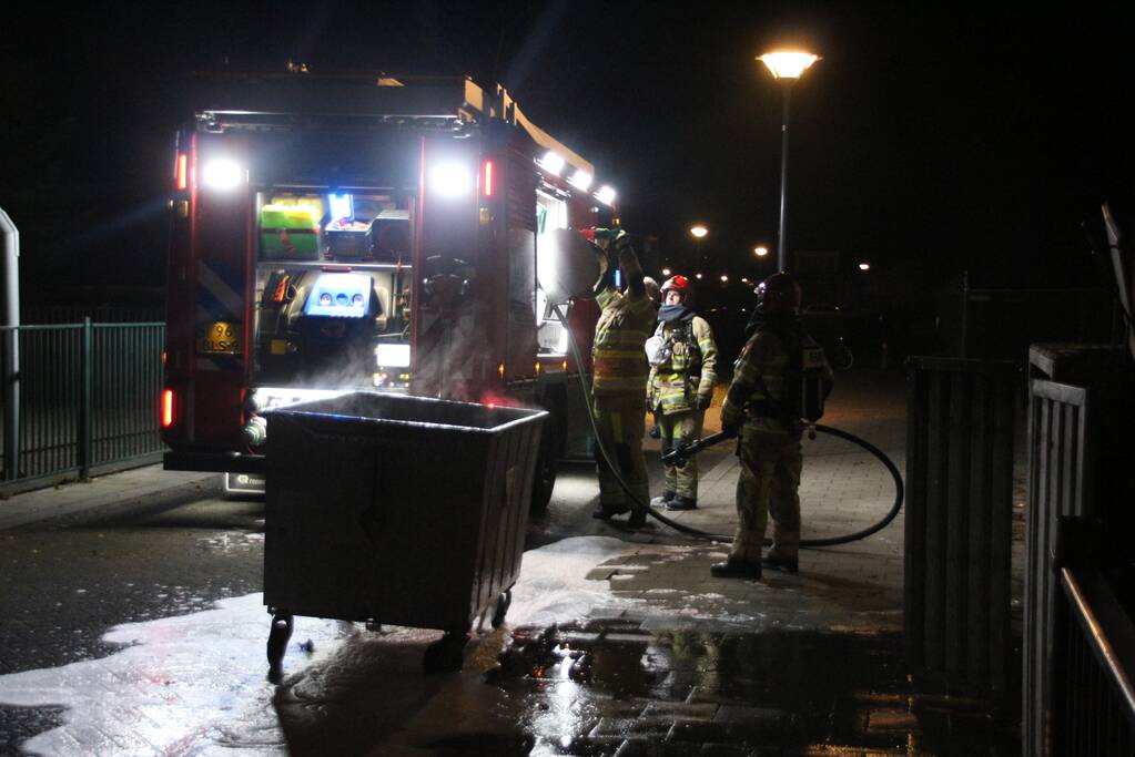 Brandweer blust brand in container