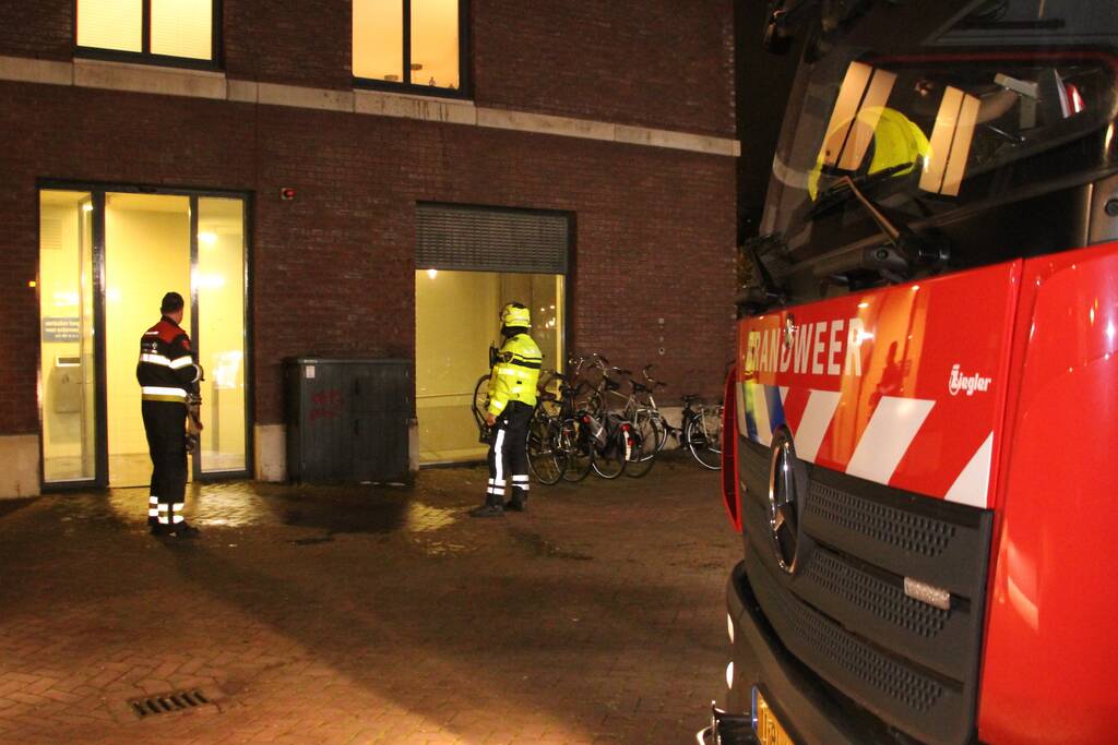 Rookontwikkeling door brand in prullenbak